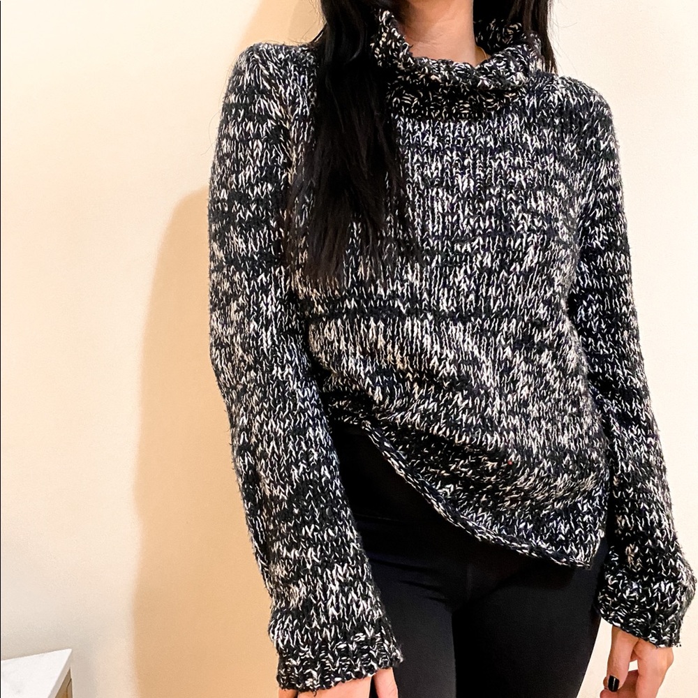 🖤BLACK AND WHITE KNIT MOCK NECK SWEATER🖤